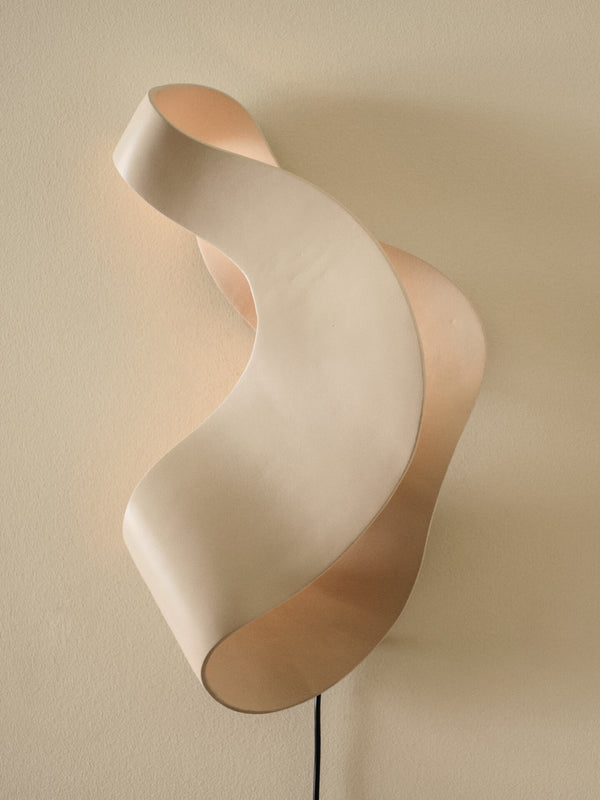 ferm LIVING Oyster Wall Lamp – Light Cashmere
