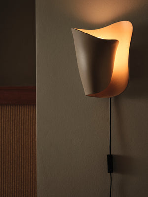 ferm LIVING Oyster Wall Sconce – Light Cashmere
