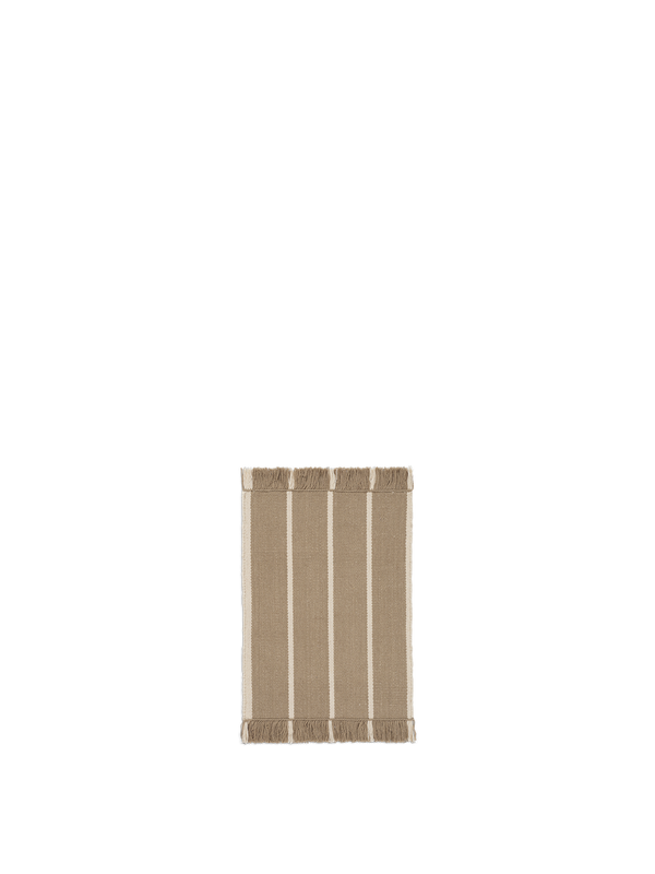 ferm LIVING Calm Kelim Mat 50 x 70 cm – Dark Sand / Off-white