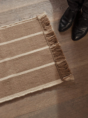 ferm LIVING Calm Kelim Mat 50 x 70 cm – Dark Sand / Off-white