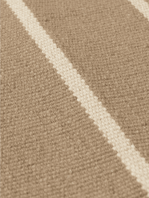 ferm LIVING Calm Kelim Mat 50 x 70 cm – Dark Sand / Off-white