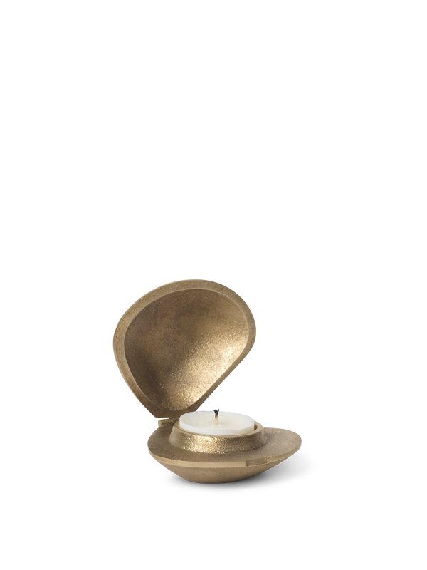 ferm LIVING Clam Candle Holder – Brass