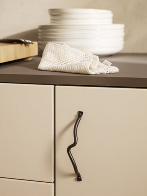ferm LIVING Curvature Handle – Black Brass