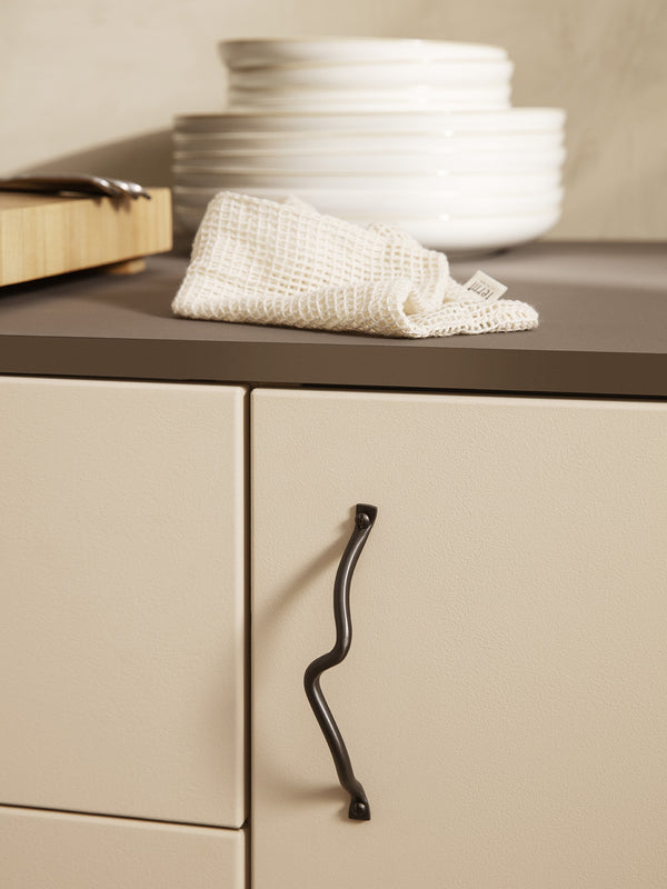 ferm LIVING Curvature Handle – Black Brass