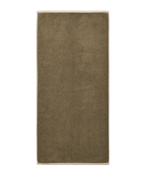ferm LIVING Ekko Bath Towel – Olive / Cashmere