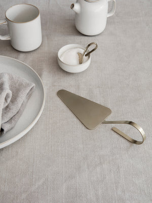 ferm LIVING Fein Cake Server – Brass