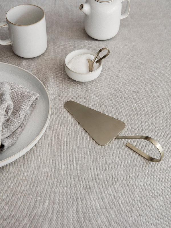 ferm LIVING Fein Cake Server – Brass