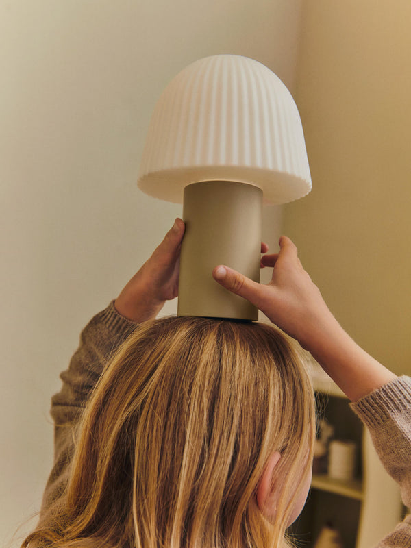 ferm LIVING Frill Portable Lamp – Cashmere / White