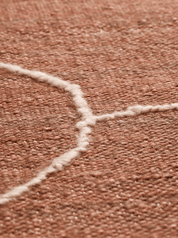 ferm LIVING Gesso Jute Rug 140 x 200 cm – Terracotta / Off-white
