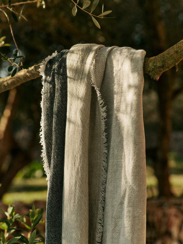 ferm LIVING Pila Linen Throw – Black / Elm Green