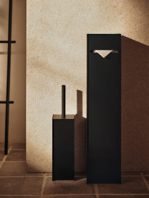 ferm LIVING Sama Toilet Paper Dispenser – Black
