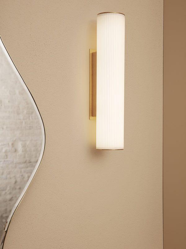 ferm LIVING Vuelta Wall Lamp II 40 cm – White / Brass