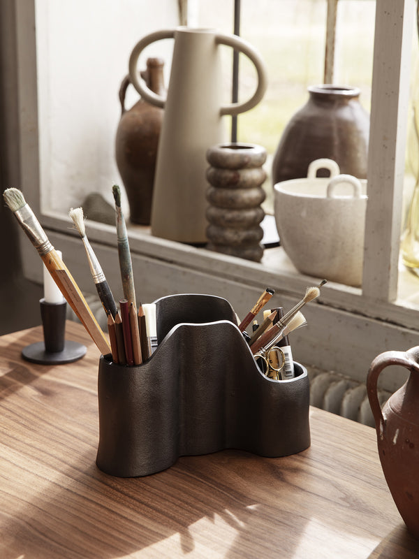ferm LIVING Yama Pencil Holder – Blackened Aluminium